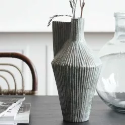 House Doctor Cleo Vaas - Antiek Goud 8 House Doctor Cleo Vaas - Antiek Goud -DECORATIE Winkel house doctor cleo vaas antiek goud 1